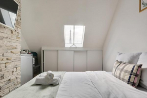 Delightful studio with Eiffet tower view close to Champs Elysee Avenue & Alma Bridge